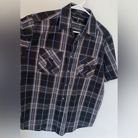 Beverly Hills Men’s Blue and Black Short Sleeve Button Down Shirt - Picture 1 of 4
